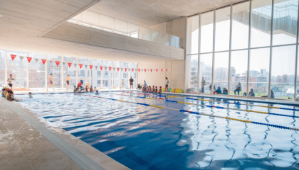 Aspecto de niños en una piscina.