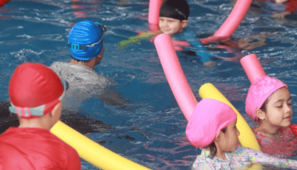 Foto niños jugando en la piscina