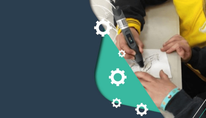 Persona pintando con lápiz 3D.