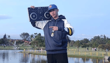 Imagen de rapero con grabadora al hombro.