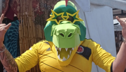 Foto de personaje con máscara de cocodrilo.