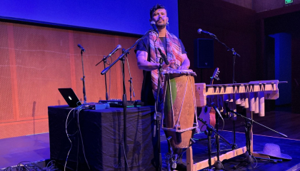 Imagen de persona tocando tambor.