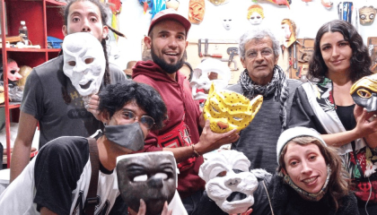 Imagen de personas mostrando máscaras.