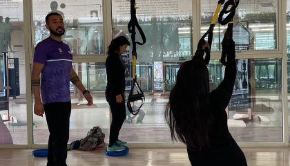 Personas ejercitándose en el gimnasio.