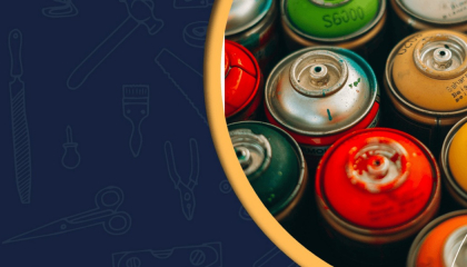 Imagen de recipiente con latas de colores.