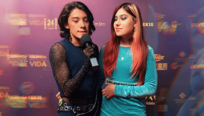 pareja creadora del taller hablando por micrófono