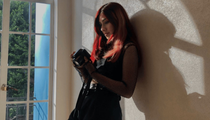 Creadora del taller con una cámara fotográfica en la mano