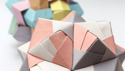 Imagen de esculturas de papel en colores diferentes.