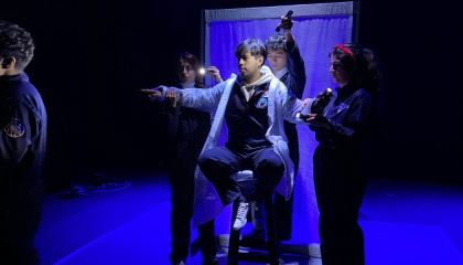 Imagen de una escena de la obra Quién mató al perro de los Shears.