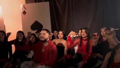 Asistentes a un taller, levantando la mano para participar