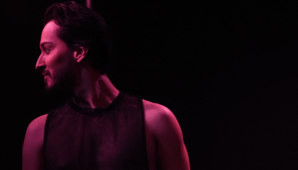 Imagen de hombre listo para bailar.