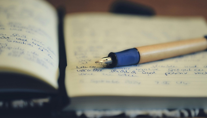 Espero sobre un cuaderno.
