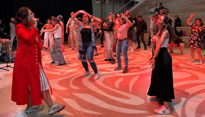 Personas bailando.