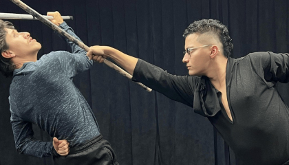 Dos hombres practicando un combate de sable.