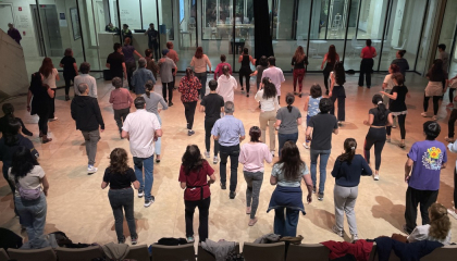 Personas bailando.