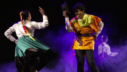 Escena de baile folclórico.