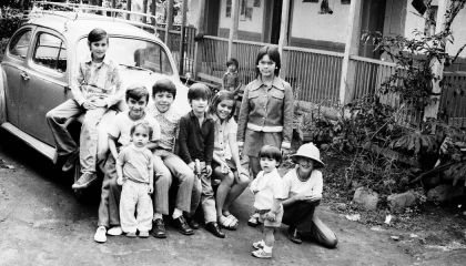 Imagen en blanco y negro de un grupo de niños de una misma familia