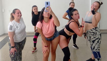 Mujeres bailando con el estilo twerk.