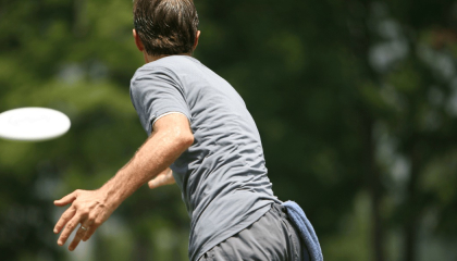 Hombre lanzando un fresbee.