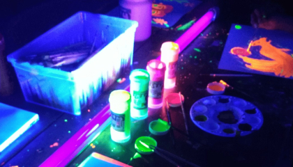 Materiales de colores tomados con luz ultravioleta