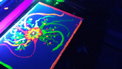 Imagen de una flor de colores con luz UV