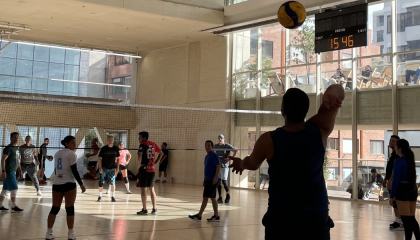 Personas jugando voleybol.