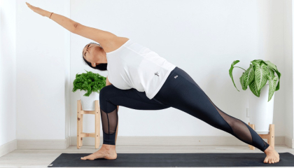 Mujer haciendo estiramiento de yoga.