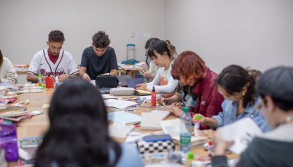 Personas en un taller