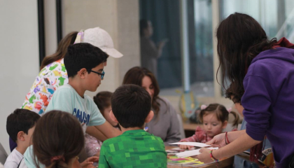 personas en taller creativo