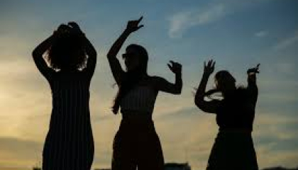 siluetas de personas bailando
