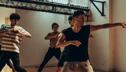 Hombres bailando danza contemporánea.