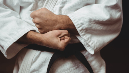 Persona en uniforme de karate.