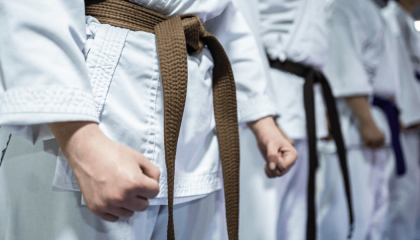 Personas en uniforme de karate.