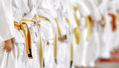 Niños en uniforme de Karate.