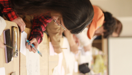 personas en taller creativo