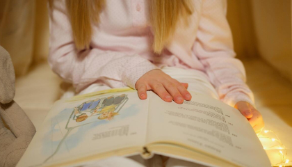 niña leyendo libro
