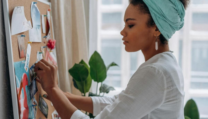 Mujer poniendo notas en un tablero