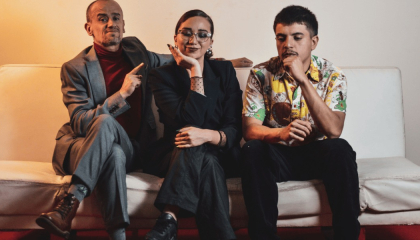 Integrantes de la Por la misma tijera.