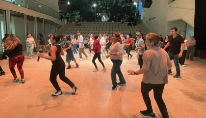 Personas bailando