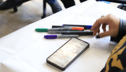 Lápices y celular sobre una mesa