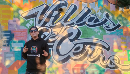 rapero con grafiti de fondo