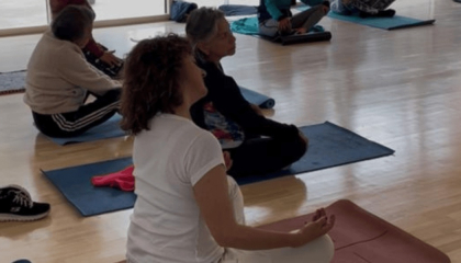 Personas haciendo yoga.