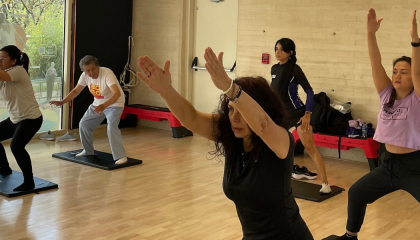 Personas en clase de Yoga.