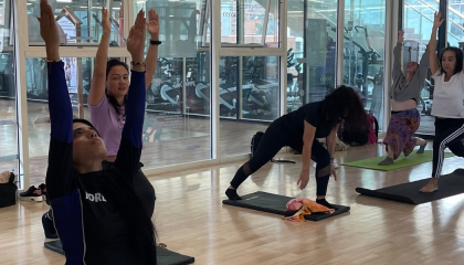 Personas haciendo yoga.