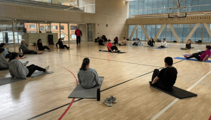Foto de personas meditando.