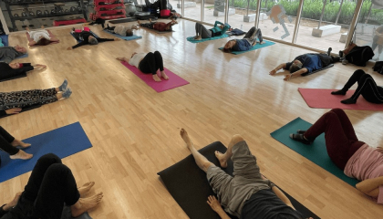 Personas en clase de Yoga.