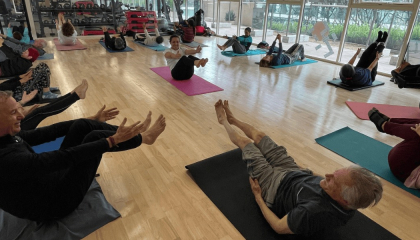 Personas en clase de yoga.