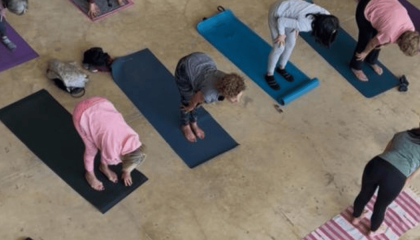 Personas en clase de yoga.