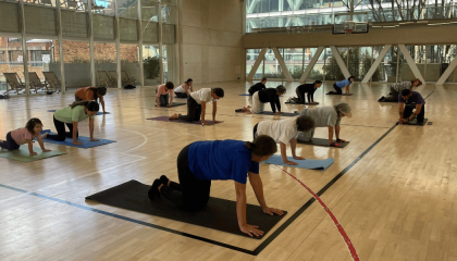 Personas en clase de Yoga.