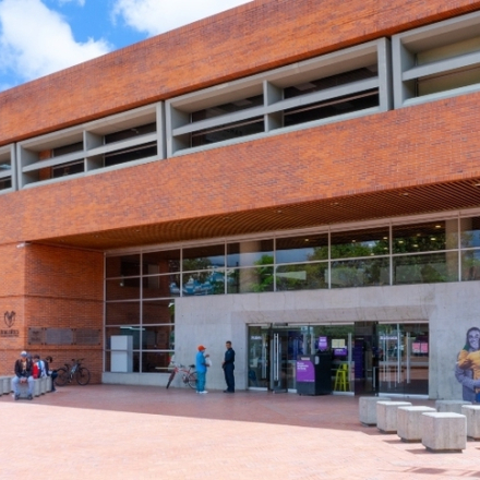 fachada de biblioteca pública